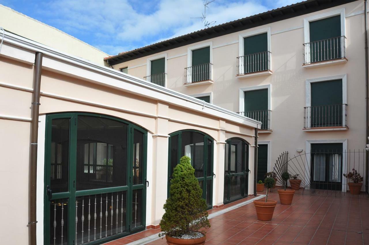 Hotel Las Cabanas Peñaranda de Bracamonte Exteriör bild